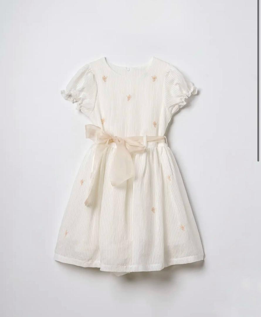 Robe élégante avec broderies florales et ceinture en orgonza