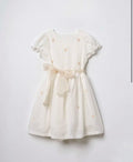 Robe élégante avec broderies florales et ceinture en orgonza