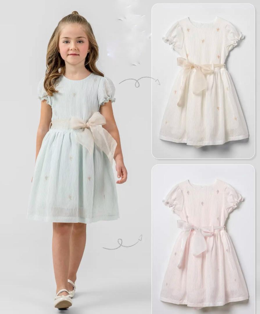 Robe élégante avec broderies florales et ceinture en orgonza