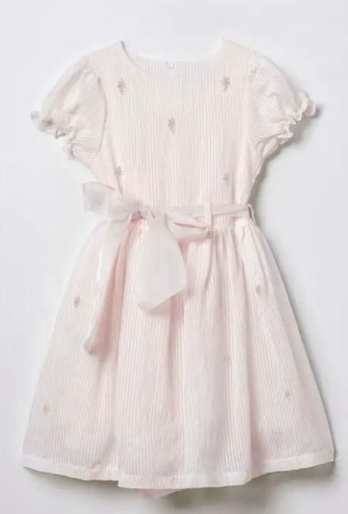 Robe élégante avec broderies florales et ceinture en orgonza